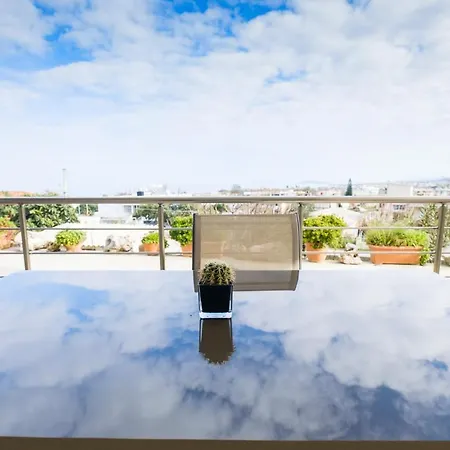 Neso - Peter's Flat Steps To With Great Views *